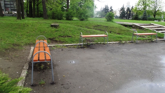 В Краматорске возле фонтана появились новые лавочки (фото) - фото 2 В Краматорске возле фонтана появились новые лавочки (фото) - фото 2
