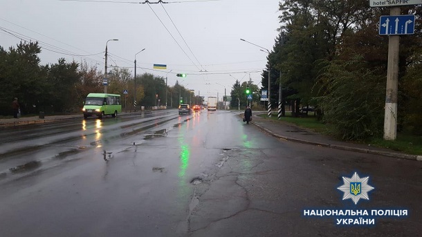 V Kramatorske pod kolesa avtomobilja popali dve zhenshhiny 1