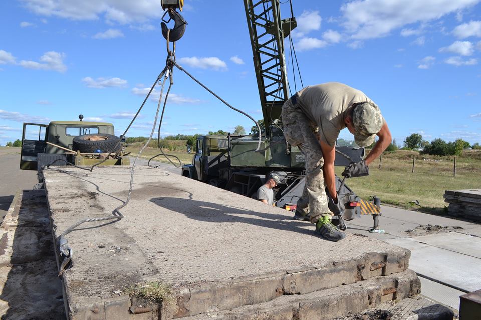 Восстановление военного. Восстановление аэродрома. Инженерно аэродромное обеспечение. Инженерно-Аэродромная служба. Инженерно аэродромные войска.