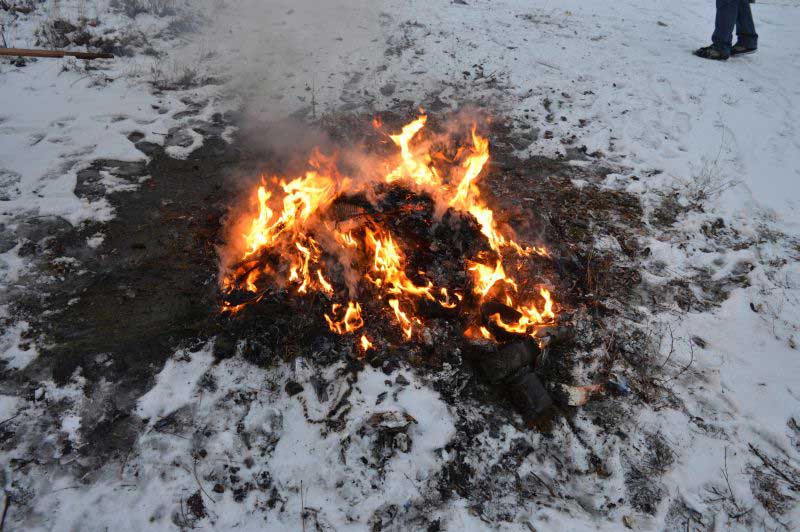 Сжечь вещи. Сожгли женские вещи зимой.