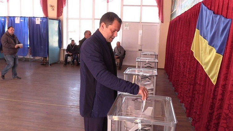 Narodnyj deputat Maksim Efimov progolosoval vmeste s docherju 4